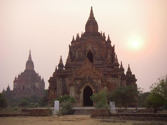 Veduta di un tempio birmano al tramonto