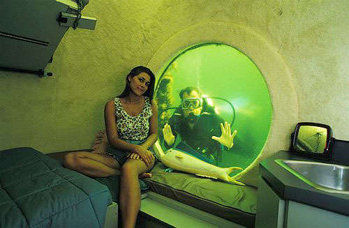 https://www.blogvacanze.com/wp-content/uploads/2011/11/Jules-Undersea-Lodge-room.jpg