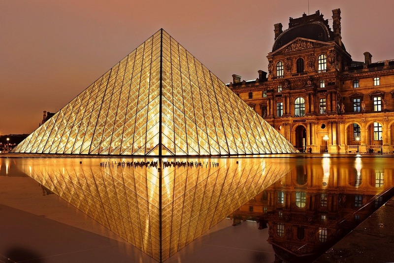 Vista della Piramide del Museo del Louvre