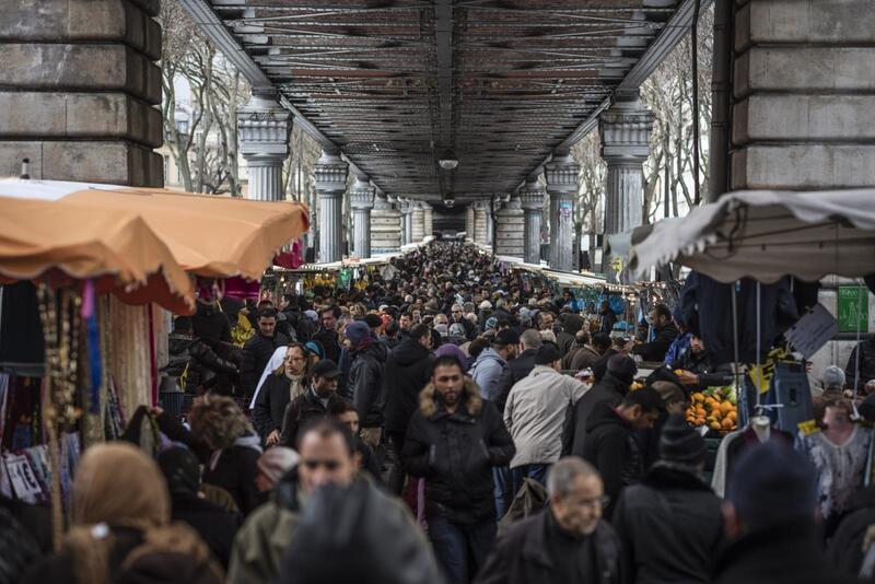 L'affollato Mercato Barbes di Parigi